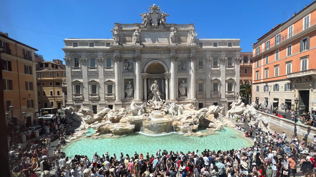 O golpe do 'fotógrafo gentil' na Fontana di Trevi que está enganando turistas em Roma