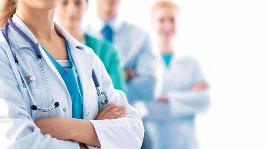 Médicos lideram o ranking de confiabilidade fiscal na Itália, com 80,2% dos contribuintes acima da nota de corte do Fisco, segundo dados das declarações de 2025 divulgados neste domingo (31)