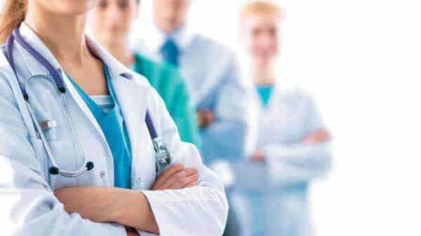 Médicos lideram o ranking de confiabilidade fiscal na Itália, com 80,2% dos contribuintes acima da nota de corte do Fisco, segundo dados das declarações de 2025 divulgados neste domingo (31)