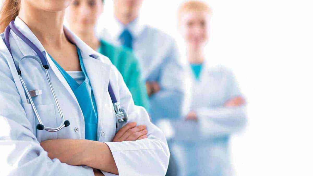 Médicos lideram o ranking de confiabilidade fiscal na Itália, com 80,2% dos contribuintes acima da nota de corte do Fisco, segundo dados das declarações de 2025 divulgados neste domingo (31)