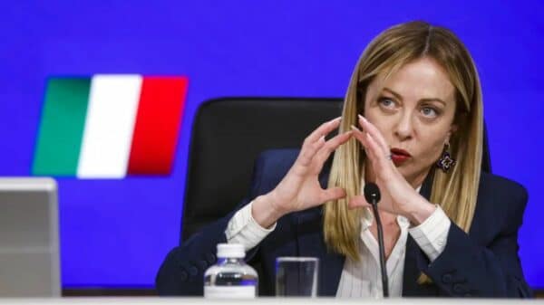 Giorgia Meloni atingiu uma marca histórica na política italiana. O atual governo se tornou o segundo mais longevo da República, superando um dos mandatos de Berlusconi.