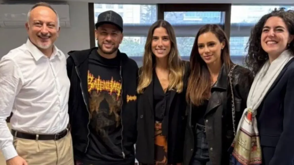 El cónsul Domenico Fornara (izquierda) dio la bienvenida al jugador Neymar y a su esposa.