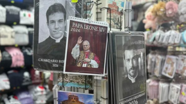Rosto do calendário de 'padres gatos' de Roma por 20 anos revela: 'Nunca fui padre'
