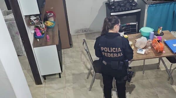 PF cumpre mandados contra fraude em cidadania italiana no Espírito Santo.