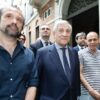 "Não se pode tirar a cidadania de um italiano." A frase é do ministro Antonio Tajani (no centro), e foi dita para defender que cidadãos nascidos na Itália não perdem a cidadania, mesmo diante de crimes graves.