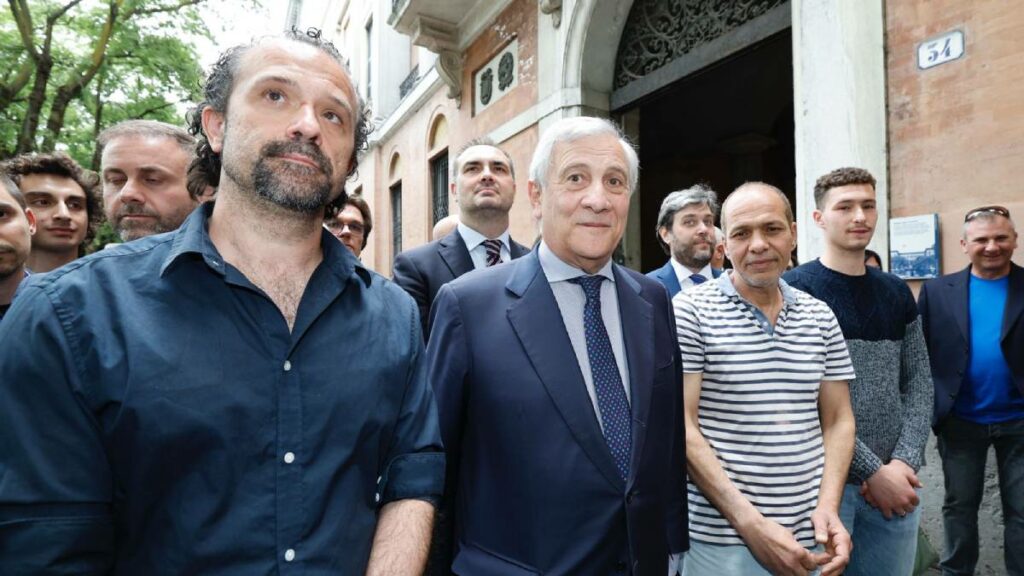 "Não se pode tirar a cidadania de um italiano." A frase é do ministro Antonio Tajani (no centro), e foi dita para defender que cidadãos nascidos na Itália não perdem a cidadania, mesmo diante de crimes graves.