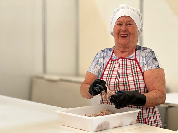 Sueli Maria Duchi Cazotti está na Festa Italiana de Jundiaí (SP) desde a primeira edição — Foto: Régis Rosa/TV TEM