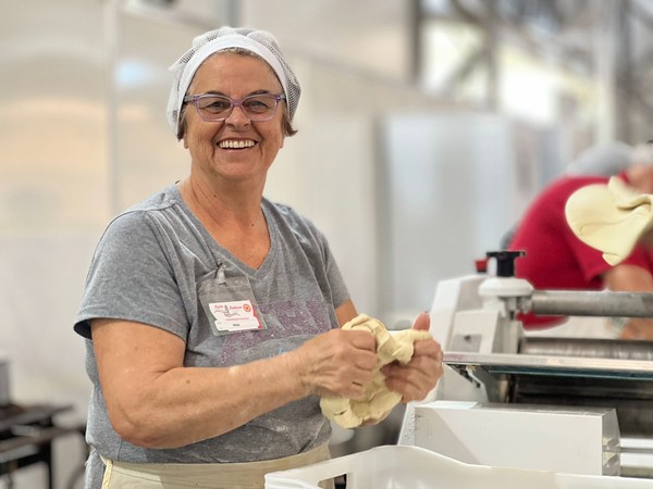 Rosa Maria Agnolon Tromboni é coordenadora da equipe das fogaças na Festa Italiana de Jundiaí (SP) — Foto: Régis Rosa/TV TEM
