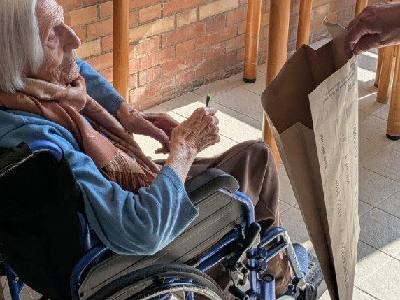 Erminia Di Gianantonio virou notícia na Itália ao revelar o que considera o segredo da vida longa: um cálice de vinho tinto no almoço e um dente de alho cru no café da manhã, todas as manhãs.
