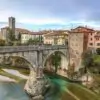 Brasileira não identificada, multada às margens do rio Natisone em Cividale del Friuli, na Itália, em 2021, por tomar sol de topless sob a Ponte do Diabo.