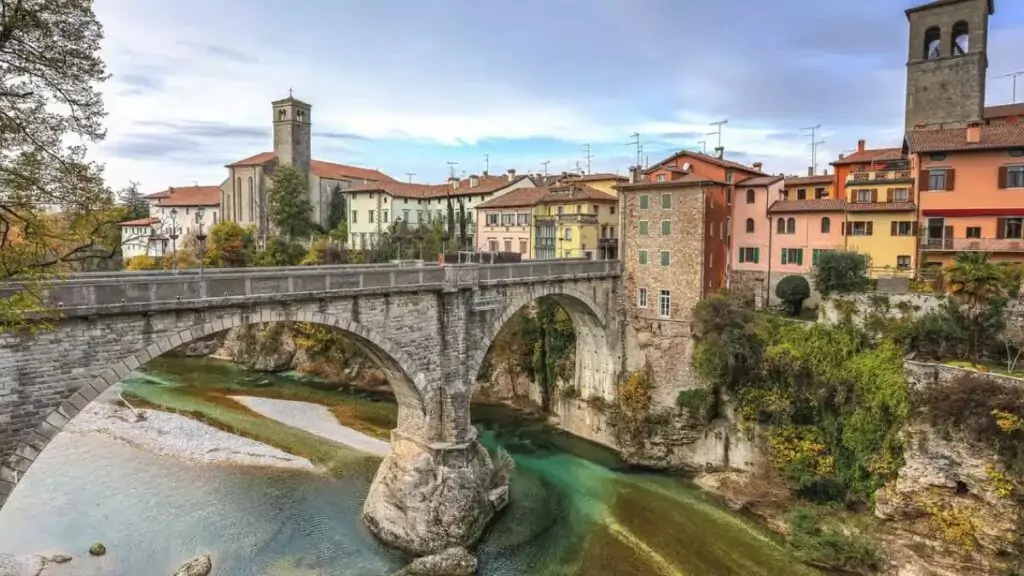Brasileira não identificada, multada às margens do rio Natisone em Cividale del Friuli, na Itália, em 2021, por tomar sol de topless sob a Ponte do Diabo.