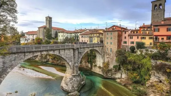 Brasileira não identificada, multada às margens do rio Natisone em Cividale del Friuli, na Itália, em 2021, por tomar sol de topless sob a Ponte do Diabo.
