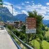 Placas de sinalização na entrada de Colle Santa Lucia, na província de Belluno (Vêneto), município alpino que transformou um único radar em sua principal fonte de receita entre 2021 e 2025. (Crédito: Google Street View.)