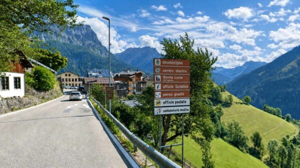 Placas de sinalização na entrada de Colle Santa Lucia, na província de Belluno (Vêneto), município alpino que transformou um único radar em sua principal fonte de receita entre 2021 e 2025. (Crédito: Google Street View.)