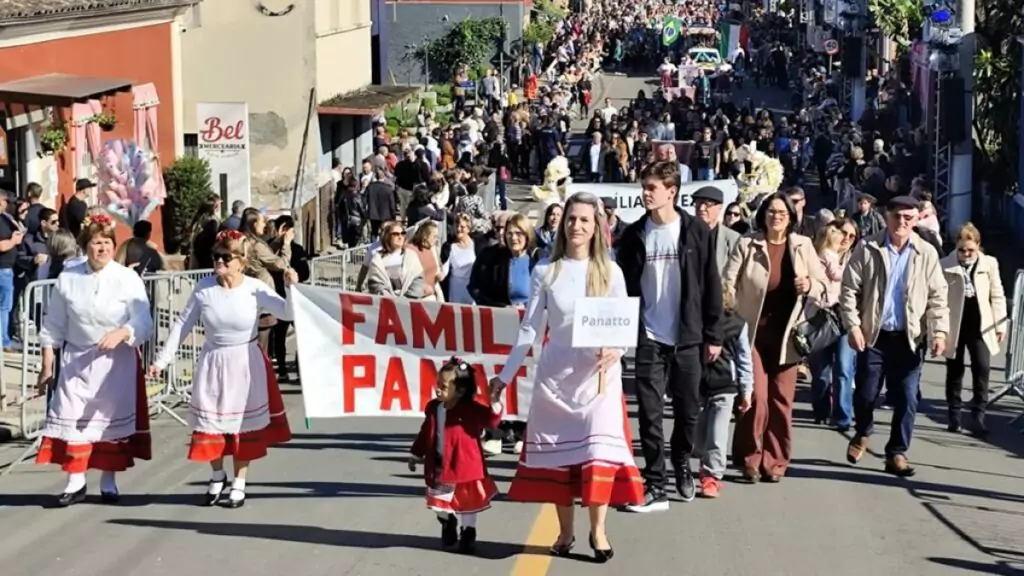 Famílias descendentes de italianos desfilam com trajes típicos na principal rua de Nova Veneza (SC), durante a Festa da Gastronomia, neste domingo (21). Foto: Susy Moretto.