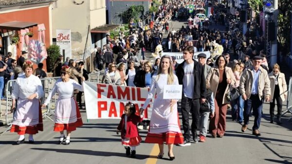 Famílias descendentes de italianos desfilam com trajes típicos na principal rua de Nova Veneza (SC), durante a Festa da Gastronomia, neste domingo (21). Foto: Susy Moretto.
