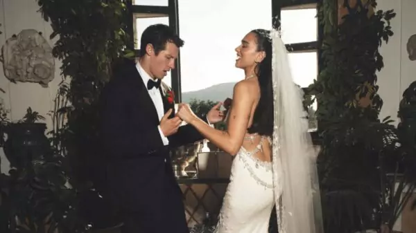 Dua Lipa e Callum Turner posam em foto oficial de casamento na Villa Valguarnera, em Bagheria, na Sicília