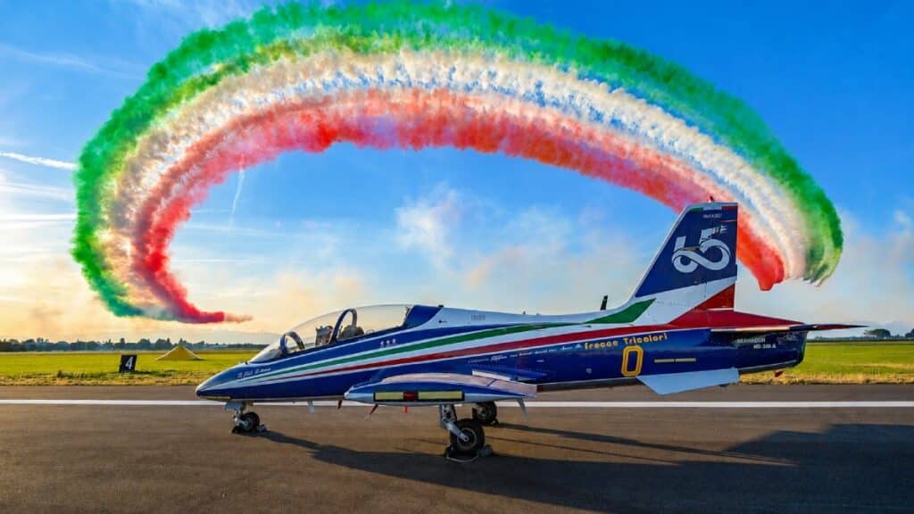 Jatos da Frecce Tricolori formam as cores da bandeira italiana