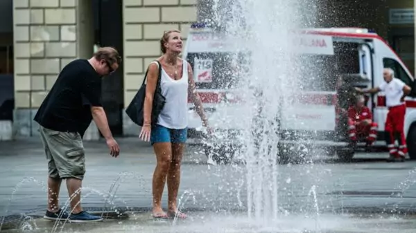 Banhistas buscam alívio do calor em um chafariz na Itália, em foto de arquivo, enquanto o país enfrenta onda de calor com 15 cidades em alerta vermelho.