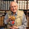 Peppino Mazzullo segura o boneco de Topo Gigio em sua residência, em Santo Stefano di Briga, Sicília, Itália.