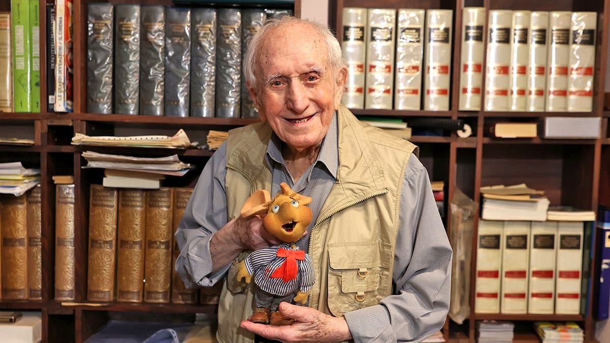 Peppino Mazzullo segura o boneco de Topo Gigio em sua residência, em Santo Stefano di Briga, Sicília, Itália.