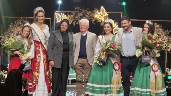 Larissa Waller é coroada rainha da Festa da Polenta em Rio do Oeste