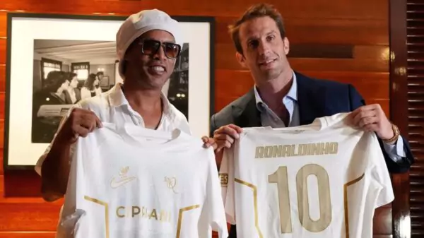 Ronaldinho Gaúcho, de 46 anos e campeão mundial em 2002, acertou com o Ravenna, da Série C italiana, em junho de 2026.
