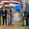 A prefeita Juliana Pavan descerra o pano que cobria a placa oficial da Rotatória República Italiana, na Terceira Avenida, em Balneário Camboriú (SC), durante o ato solene desta terça-feira (2), acompanhada de autoridades e representantes da comunidade ítalo-brasileira.