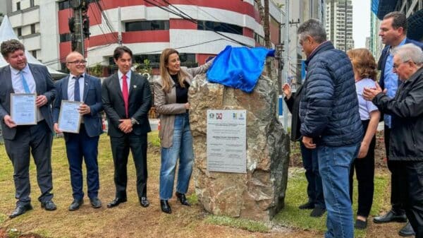 A prefeita Juliana Pavan descerra o pano que cobria a placa oficial da Rotatória República Italiana, na Terceira Avenida, em Balneário Camboriú (SC), durante o ato solene desta terça-feira (2), acompanhada de autoridades e representantes da comunidade ítalo-brasileira.