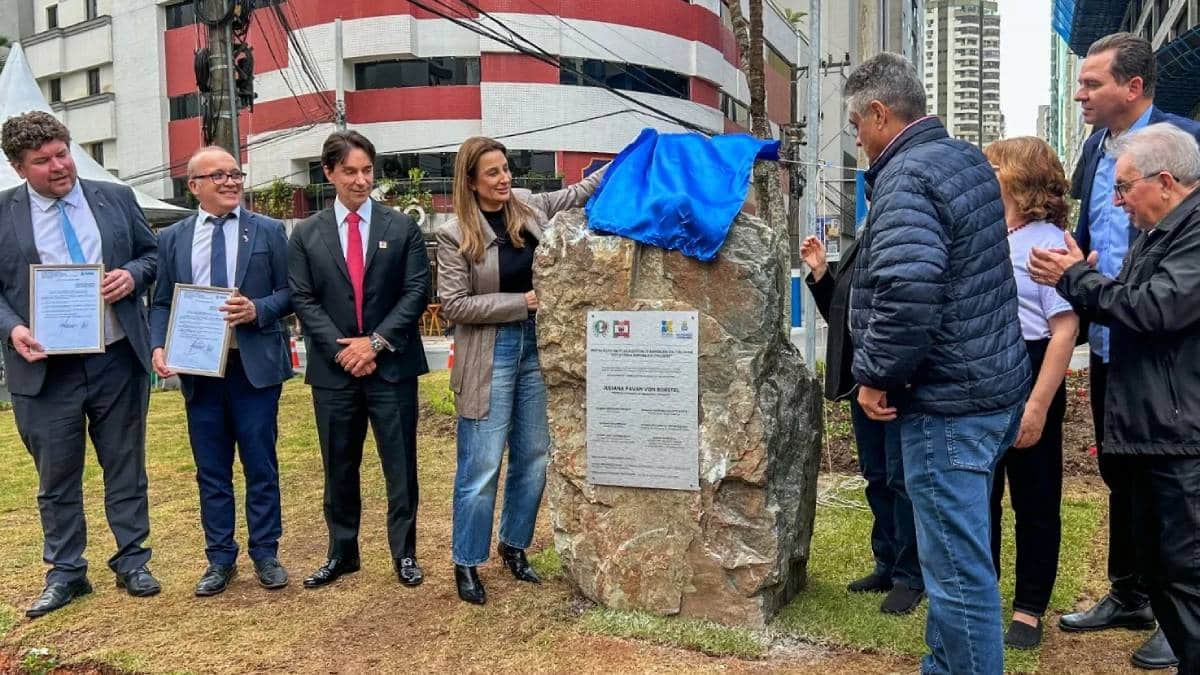 A prefeita Juliana Pavan descerra o pano que cobria a placa oficial da Rotatória República Italiana, na Terceira Avenida, em Balneário Camboriú (SC), durante o ato solene desta terça-feira (2), acompanhada de autoridades e representantes da comunidade ítalo-brasileira.