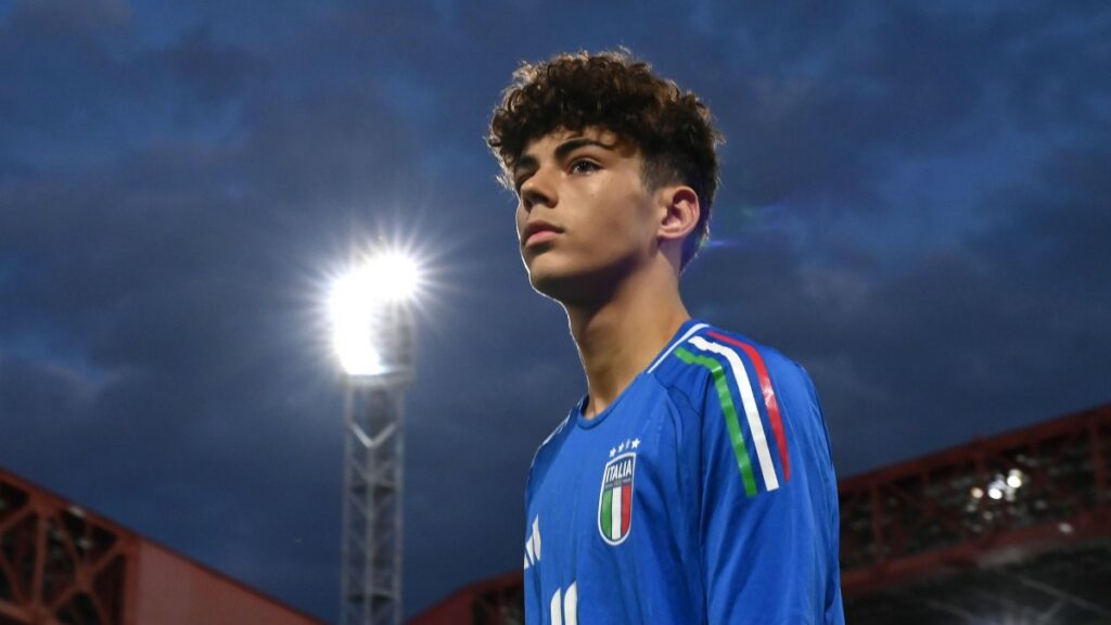 Samuele Inácio durante compromisso com as categorias de base da Itália. O jovem talento do Borussia Dortmund reafirmou o desejo de defender a Azzurra no futuro.