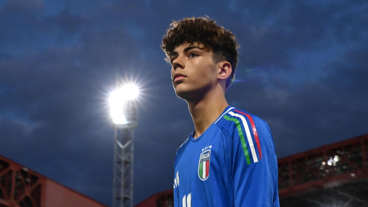 Samuele Inácio durante compromisso com as categorias de base da Itália. O jovem talento do Borussia Dortmund reafirmou o desejo de defender a Azzurra no futuro.