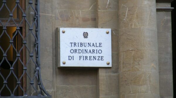 Detalhe da fachada do Tribunal de Florença, na Itália, onde o juiz reconheceu a cidadania dos requerentes em 22 de junho de 2026.