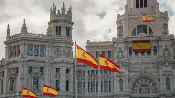 A Espanha abriu uma janela rara na Europa e os brasileiros estão entre os que mais correram para aproveitar.