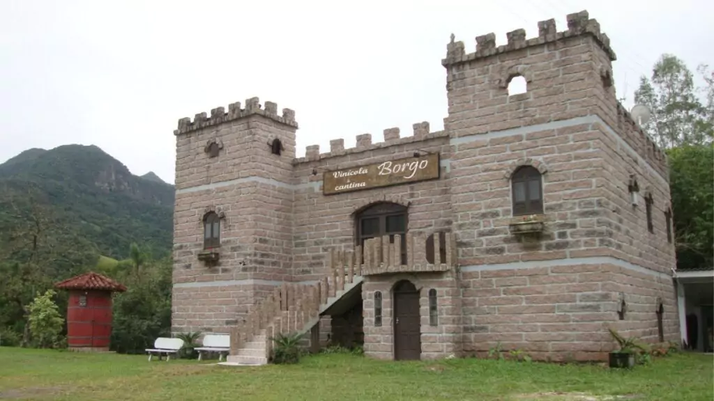 O castelo de pedra da Vinícola Borgo, em São Bento Alto, Nova Veneza (SC), que recebe cerca de 60 mil visitantes por ano. Foto: Vinícola Borgo (Divulgação).