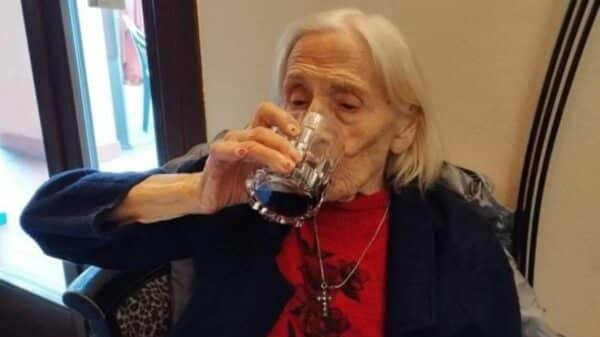 Erminia, a centenária italiana que desafia o tempo graças ao alho e ao vinho tinto: "Pretendo viver até os 120 anos".