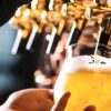 Seleção de cervejas artesanais servidas em pubs premiados pelo Slow Food em Milão, Itália.