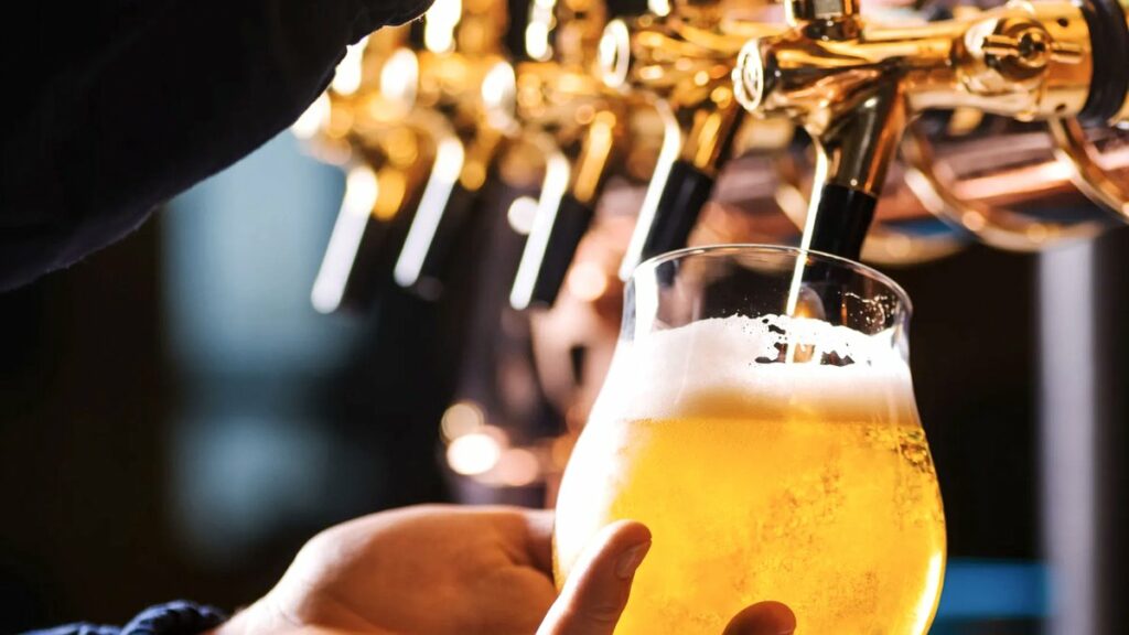 Seleção de cervejas artesanais servidas em pubs premiados pelo Slow Food em Milão, Itália.
