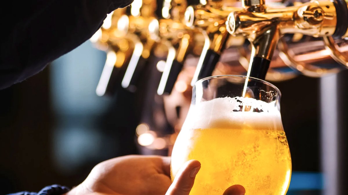 Seleção de cervejas artesanais servidas em pubs premiados pelo Slow Food em Milão, Itália.