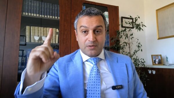 O advogado Marco Mellone durante entrevista ao canal Your Italian Passport, na semana passada, ao comentar os processos sobre cidadania italiana em tramitação nas cortes supremas da Itália.
