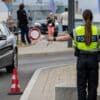 Policial alemã realiza controle de fronteira interna na Alemanha, em julho de 2025, prática que a União Europeia quer ver suspensa de forma gradual. (Foto: AFP)