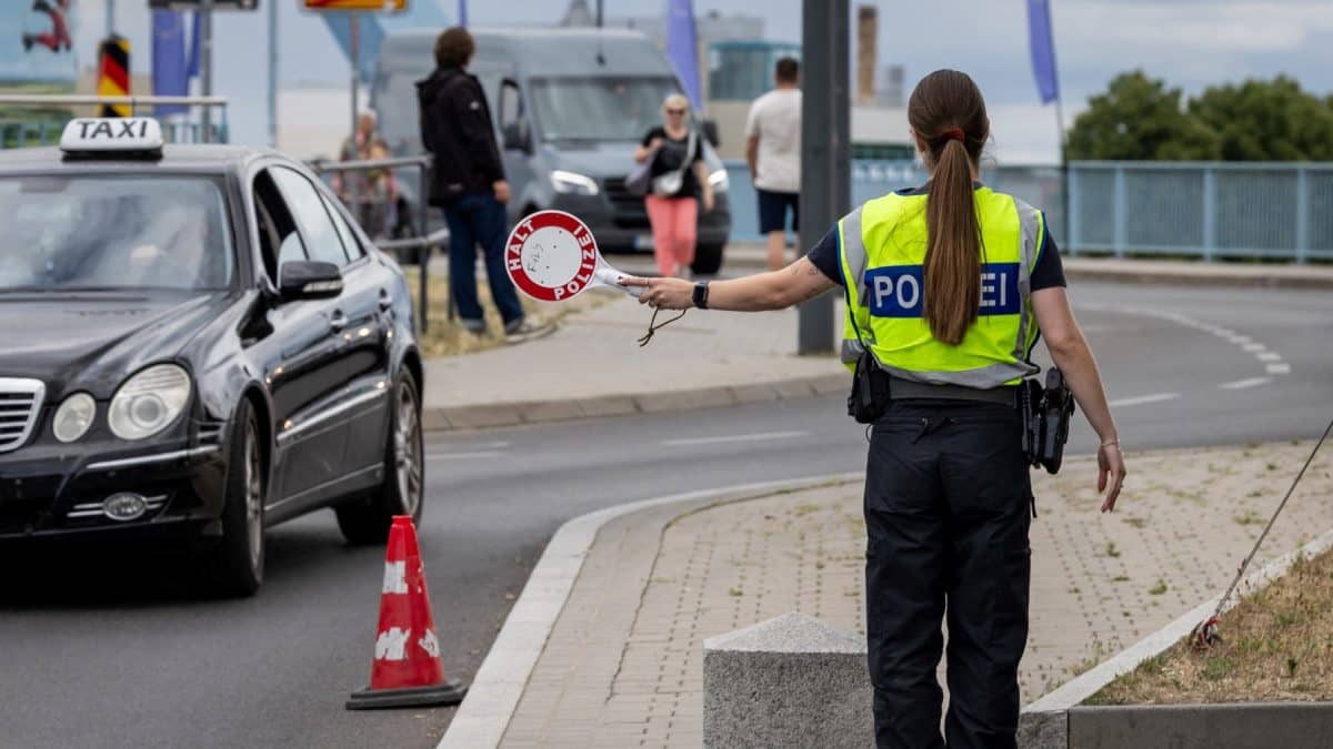 Policial alemã realiza controle de fronteira interna na Alemanha, em julho de 2025, prática que a União Europeia quer ver suspensa de forma gradual. (Foto: AFP)