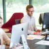 Trabalhadores em ambiente corporativo europeu representando o desafio de recrutamento de mão de obra qualificada nas PMEs da UE.