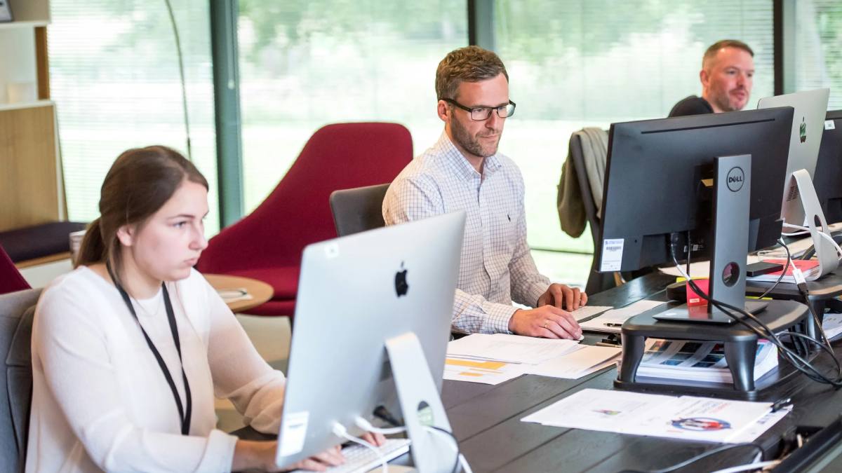 Trabalhadores em ambiente corporativo europeu representando o desafio de recrutamento de mão de obra qualificada nas PMEs da UE.