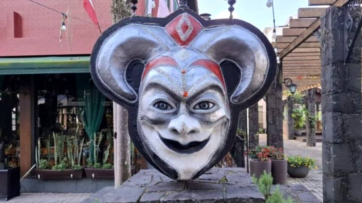 Decoração temática da 20ª Festa da Gastronomia Típica Italiana em Nova Veneza (SC), com bandeiras italianas e brasileiras.