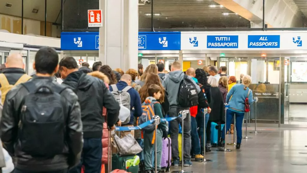 Filas de até seis horas em aeroportos da Europa. Esse é o cenário que companhias e administradoras temem para o verão europeu, por causa do novo sistema de controle biométrico nas fronteiras.