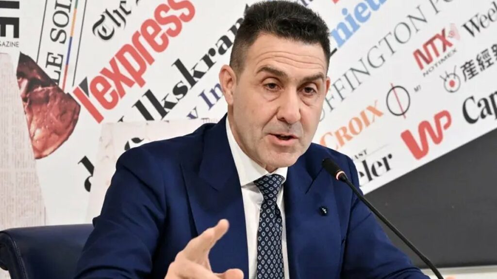 O eurodeputado e presidente do Futuro Nazionale, Roberto Vannacci, durante entrevista coletiva em Roma. Foto: Tiziana Fabi / AFP.
