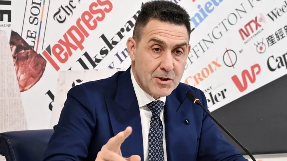 O eurodeputado e presidente do Futuro Nazionale, Roberto Vannacci, durante entrevista coletiva em Roma. Foto: Tiziana Fabi / AFP.