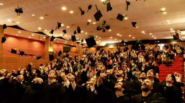 Relatório AlmaLaurea de junho de 2026 aponta salários 60% maiores no exterior.
