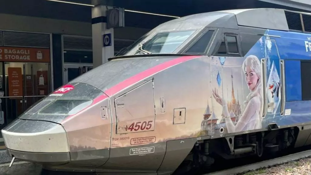 TGV INOUI com decoração inspirada em Frozen apresentado pela SNCF Voyages Italia e pela Disneyland Paris na estação Milano Porta Garibaldi